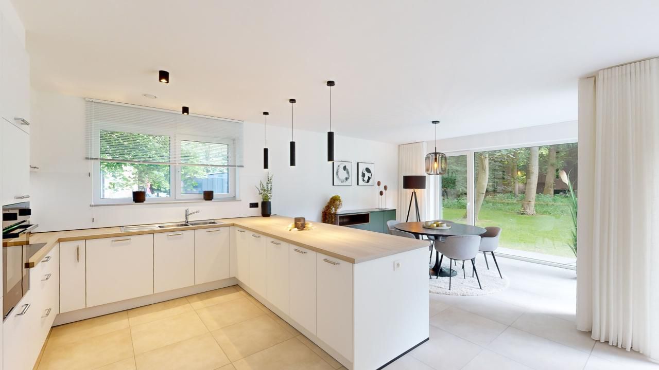 Cuisine en U avec vue jardin