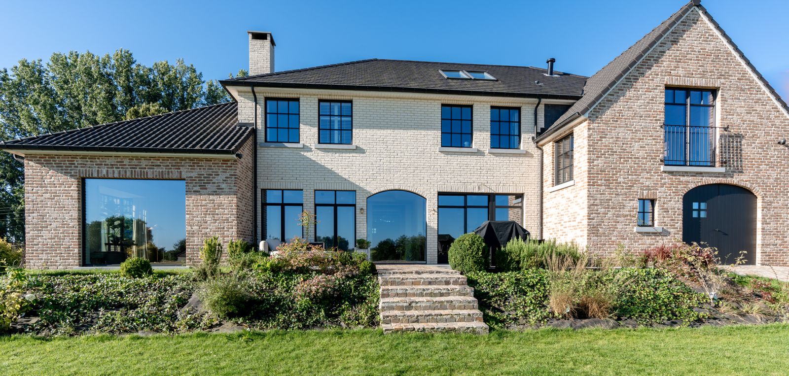 Villa en briques — façade arrière & jardin paysager