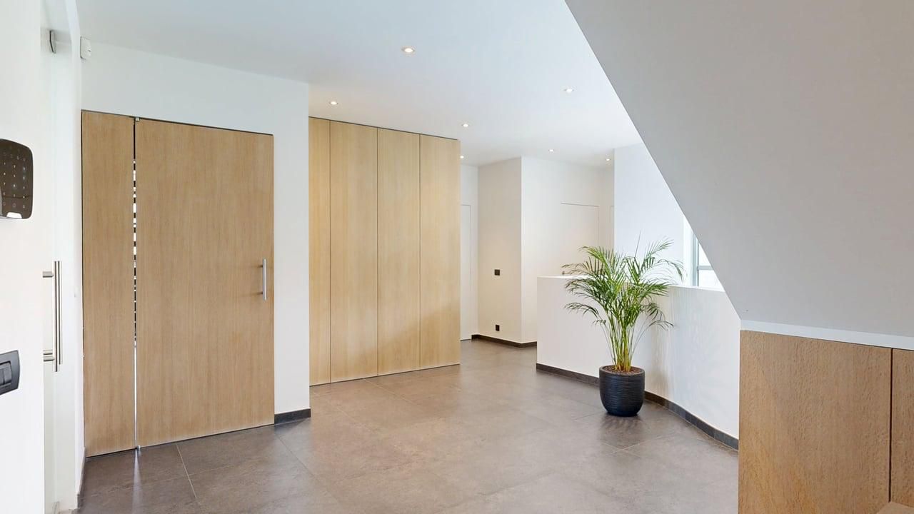Hall d'entrée — volumes épurés